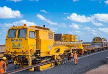 النقل: تقدم أعمال تركيب القضبان والفلنكات في الخط الأول من القطار الكهربائي السريع