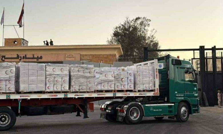 الهلال الأحمر المصري يدفع بـ5900 طن مساعدات إنسانية و شتوية عبر قافلة زاد العزة الـ102 إلى غزة