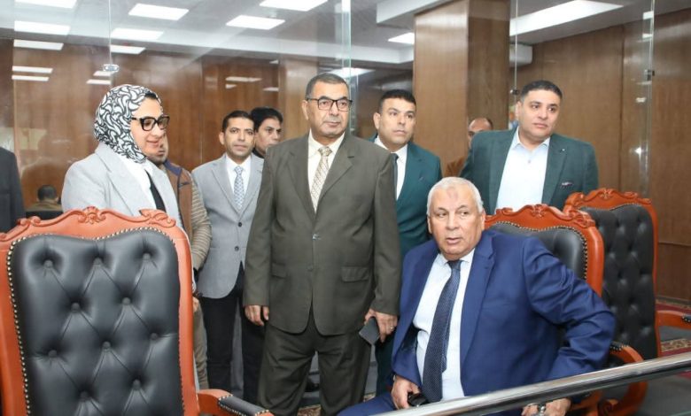 انتخابات مجلس النواب 2025.. محافظ الوادي الجديد يتابع انتظام اللجان من مركز الطوارئ