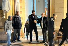 بدء عزاء المخرج داوود عبد السيد بحضور أسرته ومحبيه في مصر الجديدة