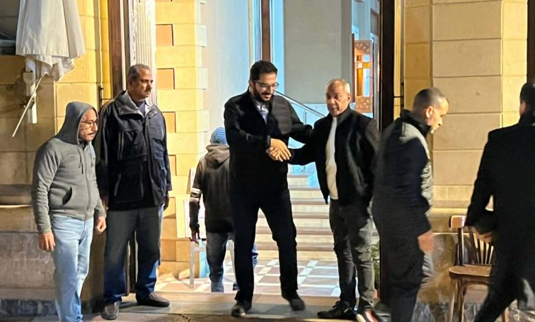 بدء عزاء المخرج داوود عبد السيد بحضور أسرته ومحبيه في مصر الجديدة