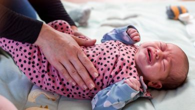 بكاء مولودي المتكرر يشعرني بالتقصير: هل هو طبيعي أم يستدعي القلق؟