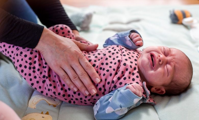 بكاء مولودي المتكرر يشعرني بالتقصير: هل هو طبيعي أم يستدعي القلق؟