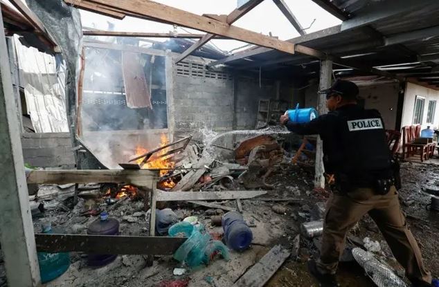 تايلاند تقصف قرية كمبودية رغم محادثات حدودية لإنهاء الاشتباكات المسلحة