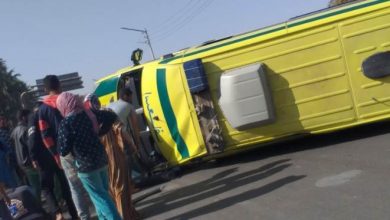 تحمل طفلة مريضة.. انقلاب سيارة إسعاف في بورسعيد