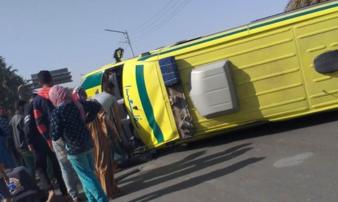 تحمل طفلة مريضة.. انقلاب سيارة إسعاف في بورسعيد