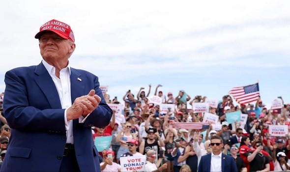 ترامب يثني على رجل تغلب على المهاجم وانتزع سلاحه في