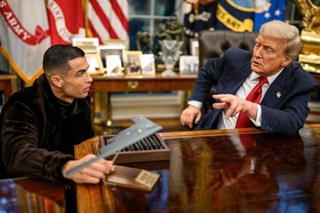 ترامب يكشف عن مكالمة رونالدو الجديدة