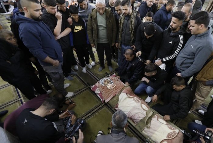 تشييع مهيب للشهيد زياد أبو داود وسط غضب واسع وإضراب شامل في الخليل