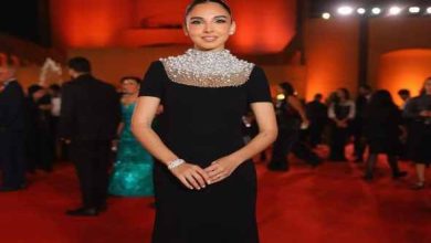 تناغم فخم بين الأسود والفضي يزيّن إطلالات النجمات في سهرات