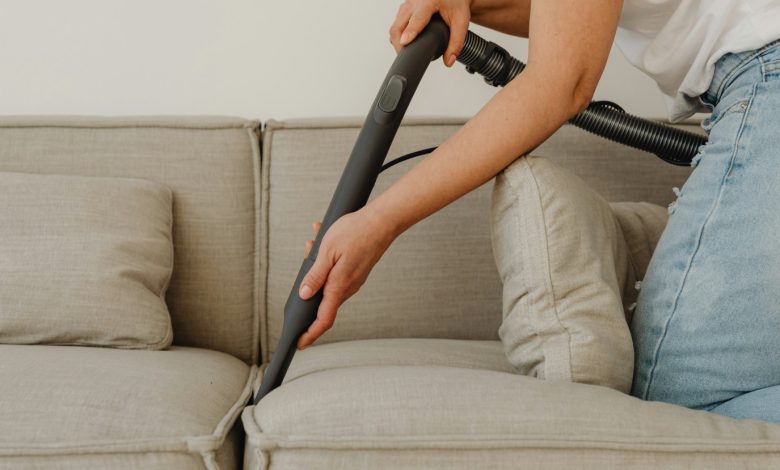 تنظيف الأثاث والمفروشات باستخدام مكونات منزلية