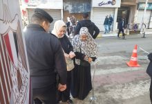 توافد كبار السن على اللجنة الفرعية 14 فى إعادة انتخابات مجلس النواب بالإسكندرية