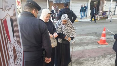 توافد كبار السن على اللجنة الفرعية 14 فى إعادة انتخابات مجلس النواب بالإسكندرية