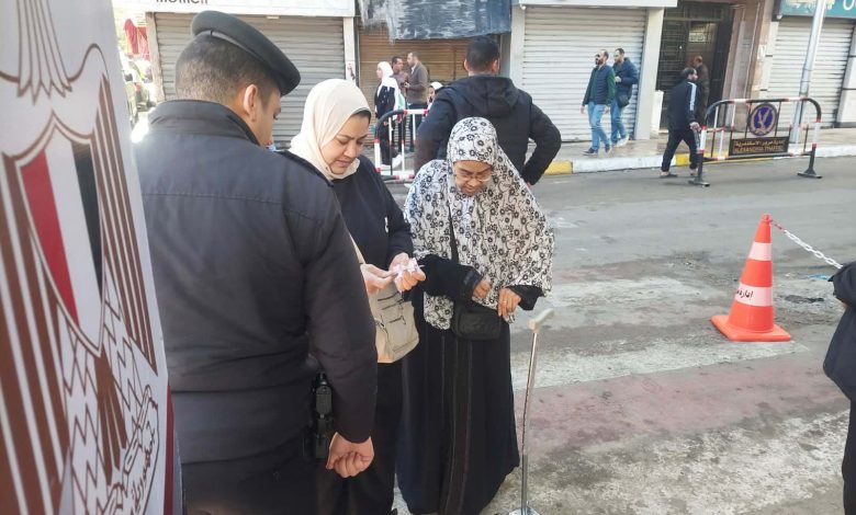 توافد كبار السن على اللجنة الفرعية 14 فى إعادة انتخابات مجلس النواب بالإسكندرية