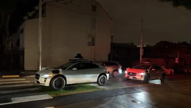 توقف سيارات وايمو الذاتية القيادة خلال انقطاع الكهرباء يربك المرور!