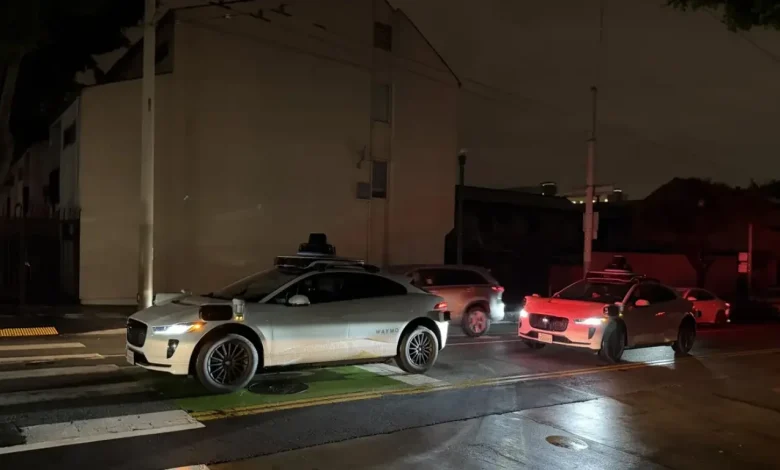 توقف سيارات وايمو الذاتية القيادة خلال انقطاع الكهرباء يربك المرور!