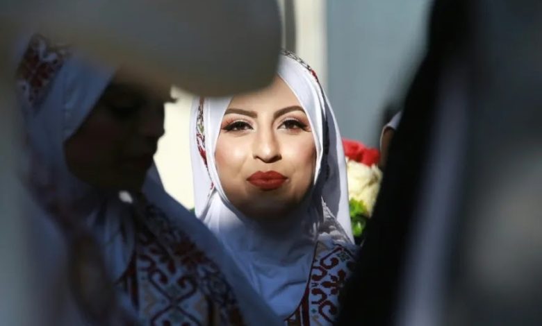 “ثوب الفرح” عرس جماعي في غزة بين ركام الحرب