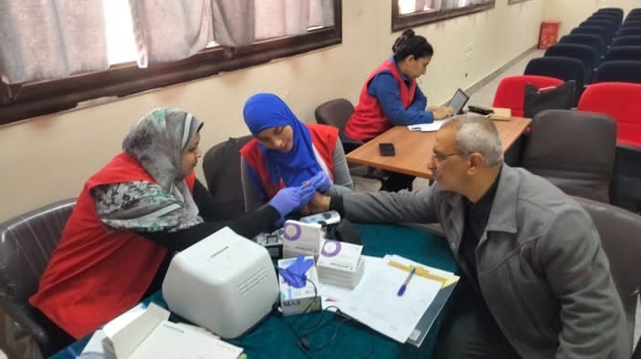 جامعة الوادي الجديد تنظم قوافل طبية للكشف عن الأمراض المزمنة وصحة المرأة