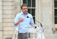 جوناثان أندرسون يفوز بالجائزة الكبرى في حفل توزيع جوائز الموضة BFC