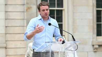 جوناثان أندرسون يفوز بالجائزة الكبرى في حفل توزيع جوائز الموضة BFC