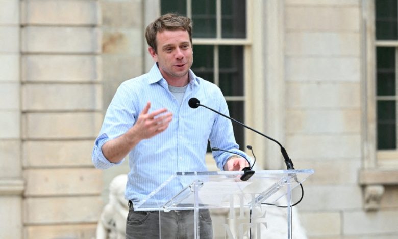 جوناثان أندرسون يفوز بالجائزة الكبرى في حفل توزيع جوائز الموضة BFC