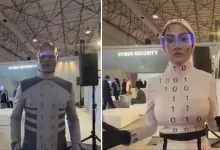 "حب الشباب فضحهما!".. إيرانيان يتقمصان دور روبوتات بشرية!