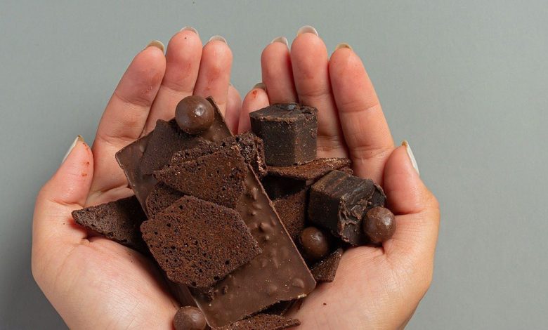 دراسة: الشوكولاتة الداكنة تؤخر الشيخوخة