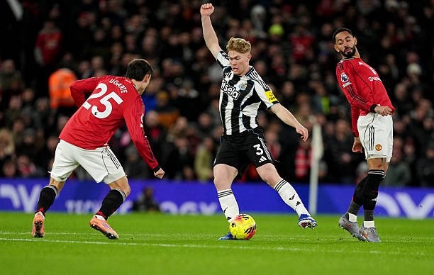 دورجو يقود يونايتد لفوز ثمين على نيوكاسل في الدوري الإنجليزي