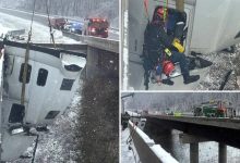 شاهد| إنقاذ سائق تدلت شاحنته فوق جسر معلق