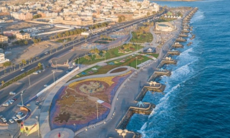 شواطئ البحر الأحمر تجذب أهالي الوجه بأجوائها الخلابة