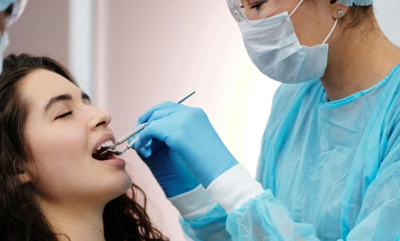 صحة الفم في 2026 هي مفتاح الثقة بالنفس.. طبيب يتحدث عن طرق الوقاية