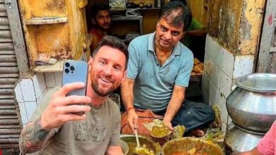 صورة متداولة تثير الجدل.. هل تناول ميسي طعام الشارع في مومباي؟