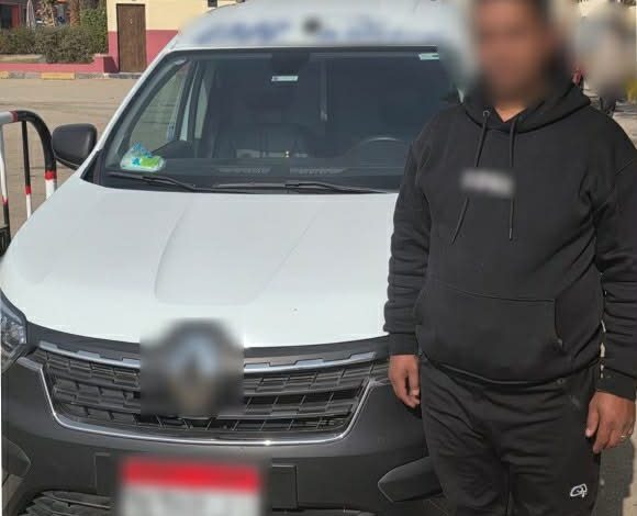 ضبط قائد سيارة وضع كشافات إضاءة خلفية عالية حجبت الرؤية عن قائدى المركبات بالقاهرة