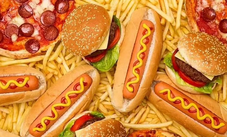 طبيب يوضح تأثير البيئة الغذائية المحيطة بالفرد في اختيار الأطعمة