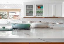 طرق فعّالة لتنظيف خزائن المطبخ الخشبية والمحافظة على جمالها