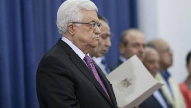 عباس يدافع عن المجدلاني ويؤكد من جديد على إلغاء قانون مخصصات الأسرى 