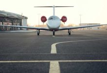 عطل محرك طائرة بوينغ يتسبب بحريق في مطار واشنطن