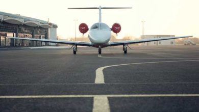 عطل محرك طائرة بوينغ يتسبب بحريق في مطار واشنطن