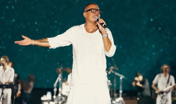 عمرو دياب يواصل تصدُّر المشهد الموسيقي بثلاثة مليارات استماع