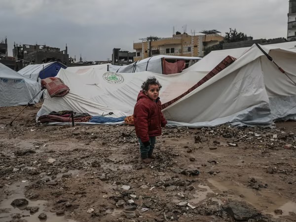 غزة تغرق : استشهاد 14 فلسطينياً وانهيار منازل تزامناً مع قرار أممي يطالب بفتح المعابر