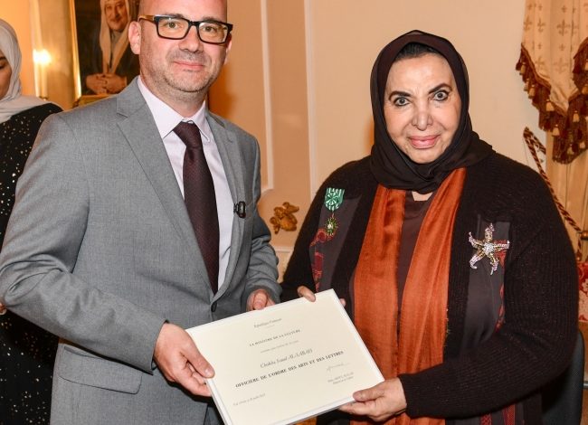 فرنسا تقلد الشيخة الدكتورة سعاد الصباح وسام الفنون والآداب برتبة ضابط تقديراً لمسيرتها الثقافية والفكرية
