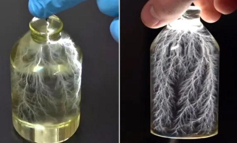 فيديو مذهل ليوتيوبر ينجح في التقاط "برق داخل زجاجة"