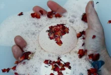 تُصنع كرات الاستحمام الفوّارة عادةً من مزيج متوازن من بيكربونات الصوديوم وحمض الستريك، إلى جانب زيوت عطرية ومكونات مرطبة.