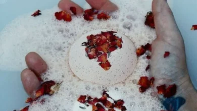 تُصنع كرات الاستحمام الفوّارة عادةً من مزيج متوازن من بيكربونات الصوديوم وحمض الستريك، إلى جانب زيوت عطرية ومكونات مرطبة.