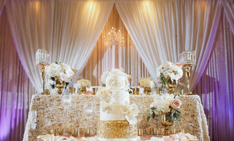 كيف تنسقين الأقمشة في ديكور حفل زفافك لإبهار ضيوفك؟ خبيرة تجيب