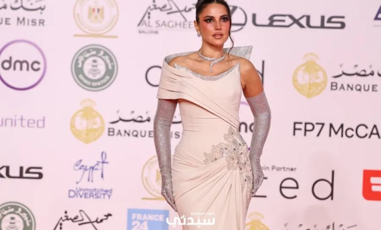 كيف تنسقين القفازات مع إطلالاتكِ في رأس السنة من وحي النجمات؟