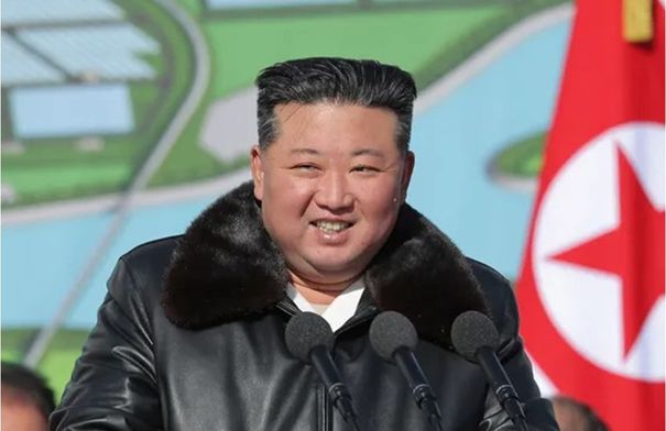 كيم يشرف على اختبار صاروخ جديد...