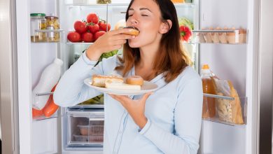 لماذا نشعر بالجوع حتى بعد تناول وجبة كبيرة؟ إليكِ الأسباب العلمية