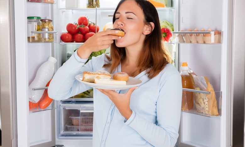 لماذا نشعر بالجوع حتى بعد تناول وجبة كبيرة؟ إليكِ الأسباب العلمية