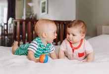 ما هي مراحل تطور اللغة عند طفلي؟ وكيف أُساعده ليُبكر في الكلام؟